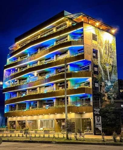 Fachada iluminada, de noche, del edificio donde está IILHAH Medicine en Tunja