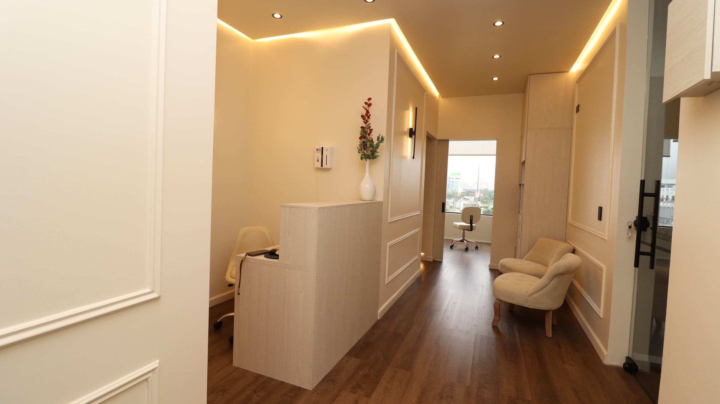 Recepción de IILHAH Medicine en Tunja, con luz cálida y mobiliario claro