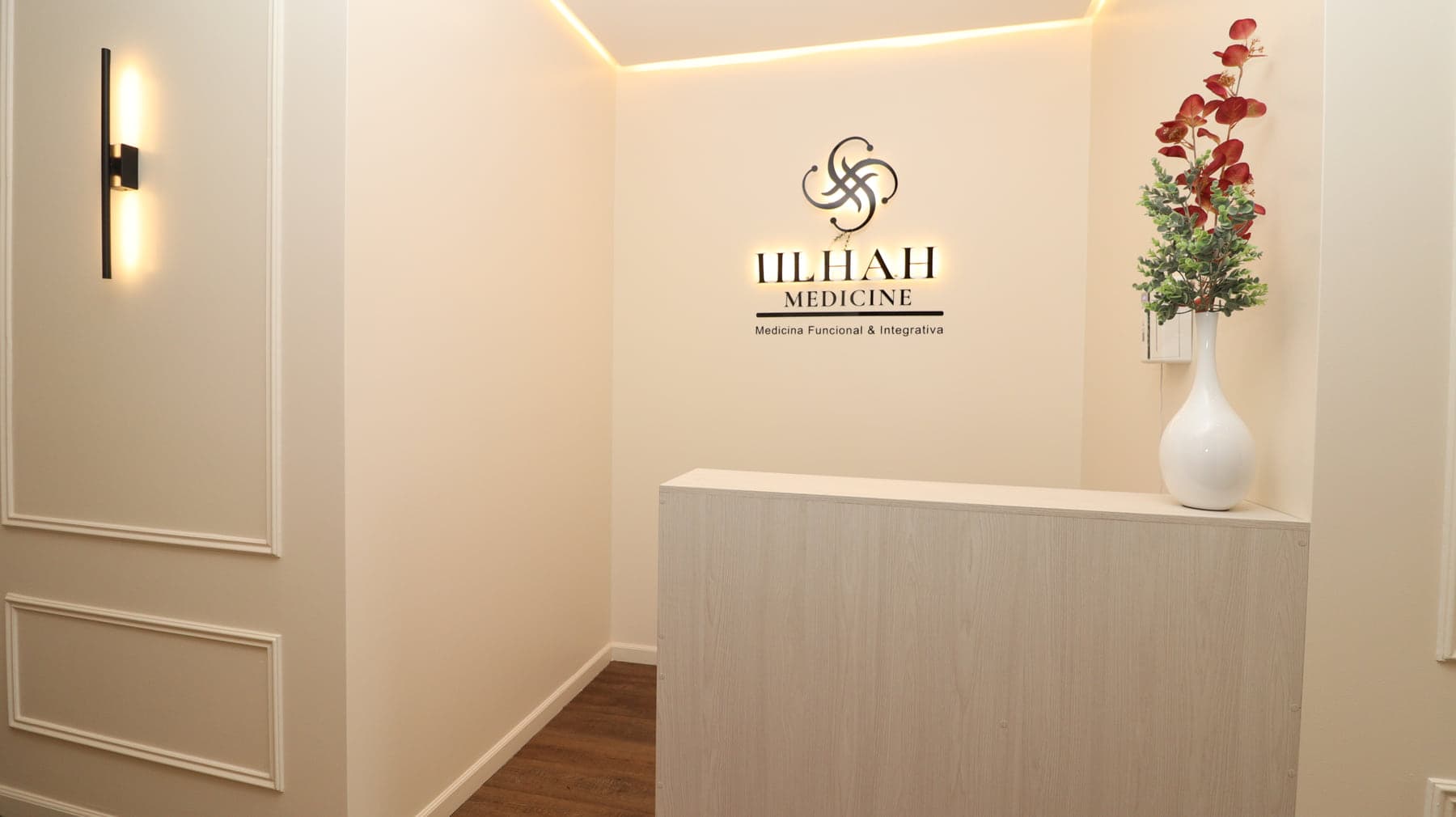 Recepción con el letrero de IILHAH Medicine